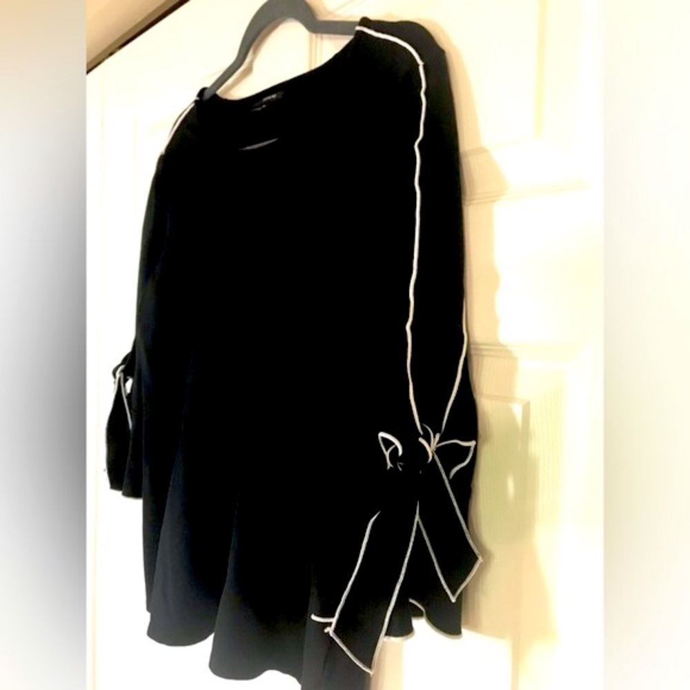 Alfani 3/4” Blk with white piping on tie sleeve. Gently used.